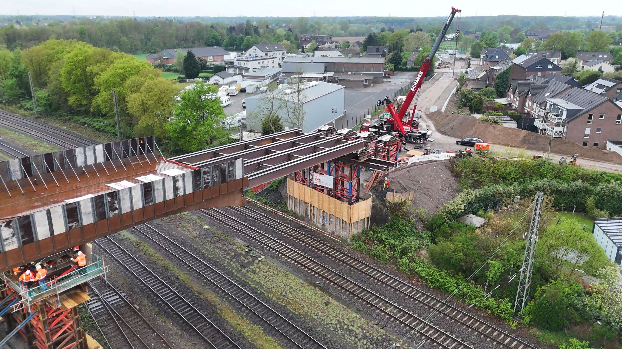 🎄.. in Köln - mit Spiel, Spaß und einem Abstecher zu einer echten Logo-Inspiration!   Unser diesjähriges Teamevent führte uns nach Köln, wo wir beim Buddy Bashmit viel Energie und Teamgeist in unterschiedlichsten Challenges gegeneinander antraten. Hier wurde sich nichts geschenkt – und am Ende holte sich ein Team den knappen, aber absolut verdienten Sieg. 🔶🏆 Ein tolles Event – und ein schönes Beispiel dafür, wie gut Zusammenarbeit und Kommunikation bei uns funktionieren. 🔶🤝